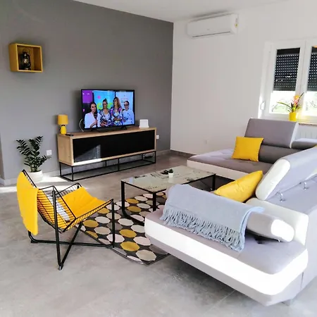 Mit Terrasse- Grill Und Garten By Interhome * Petrovija